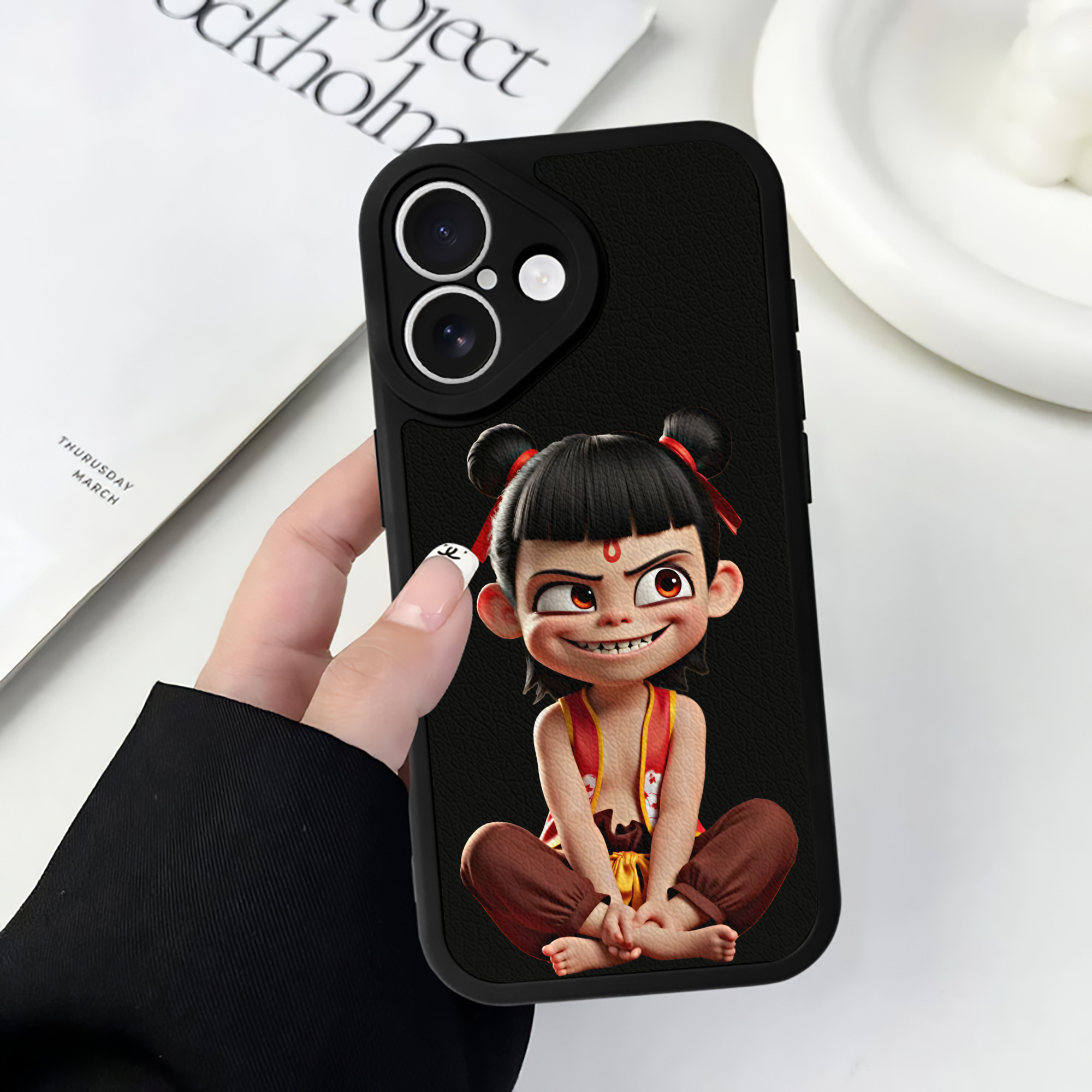 （画像用） Ne Zha 2 ナタ 魔童の大暴れ 【iPhone 16シリーズ対応】シリコンスマホケース（レザー調） 材質：シリコン